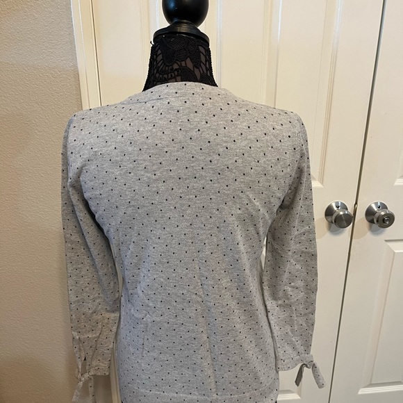 Loft gray polka dot sweater with long sleeves & ties on the sleeves. Size small - Picture 4 of 6